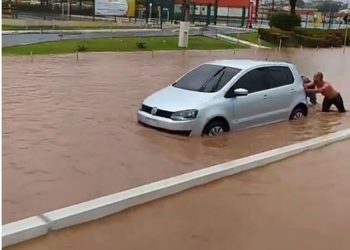 Pontos de alagamento são formados na Avenida Padre Cícero, em Juazeiro do Norte, e motoristas ficam com problemas nos veículos (Foto: Davi Costa/ Arquivo pessoal)