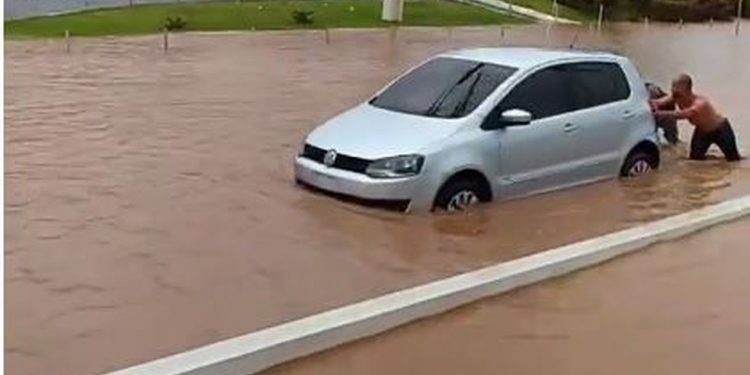 Chuva forte em Juazeiro do Norte alaga vias, e motociclista ‘luta’ para sair de avenida que virou ‘rio’