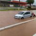 Chuva forte em Juazeiro do Norte alaga vias, e motociclista ‘luta’ para sair de avenida que virou ‘rio’