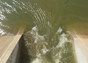 Desemboque do Cinturão das Águas, liberando água do São Francisco para o Riacho Seco (Foto: Antonio Rodrigues)