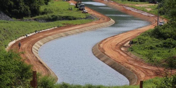 Abertura de comporta do Cinturão das Águas, em Missão Velha, libera águas do São Francisco para açude Castanhão