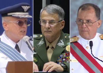 Comandantes da Aeronáutica, Antônio Carlos Moretti Bermudez; do Exército, Edson Pujol; e da Marinha, Ilques Barbosa