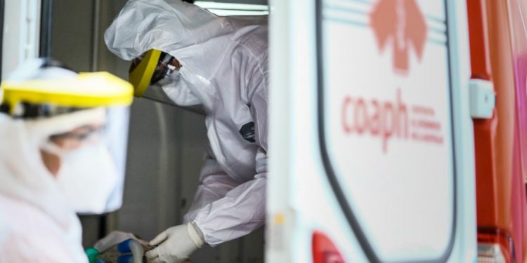 Riscos e falta de leitos: as dificuldades para a transferência de pacientes com Covid-19 no Ceará