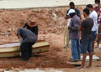 Sepultamento no cemitério do Bom Jardim (Foto: Fábio Lima)