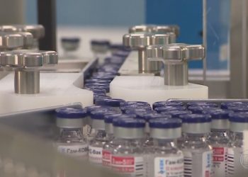 Representantes do Consórcio Nordeste visitaram o Instituto Gamaleya, responsável pela produção do imunizante (Foto: Divulgação)