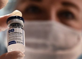 União Química buscou novamente o aval para o uso de 10 milhões de doses adquiridas pelo Ministério da Saúde (Foto: Alexander Nemeno/AFP)