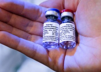 Vacina russa tem eficácia de 91,6%, segundo artigo publicado pela revista científica The Lancet (Foto: Alexander Zemlianichenko Jr/Russian Direct Investment Fund via AP)