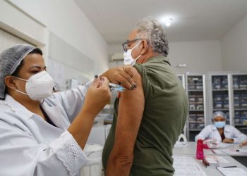 Assista a chegada do 10º lote de vacina contra a Covid-19, no Ceará, com mais de 182 mil doses