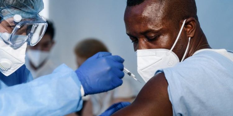 O que acontece se nem todo mundo se vacinar contra o novo coronavírus?