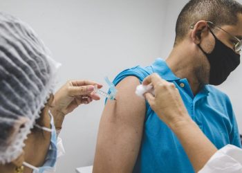 "O que importa na verdade é que tenhamos um grande número de pessoas vacinadas, independentemente de qual seja a vacina", explica especialista (Foto: Thiago Gadelha)
