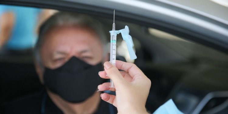 Grupos prioritários já podem se cadastrar para receber a vacina contra Covid-19 no Ceará