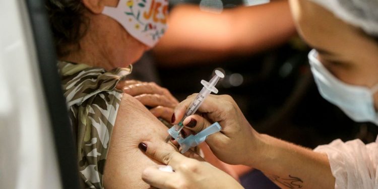 75% dos municípios cearenses possuem mais pessoas vacinadas do que casos positivos de Covid-19