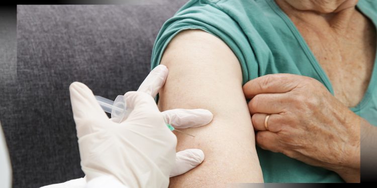 Idosos vacinados a partir de 70 anos no Ceará têm taxa de internação 46% menor que os não vacinados