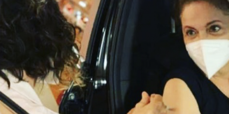 Dilma Rousseff recebe primeira dose da vacina contra a Covid-19