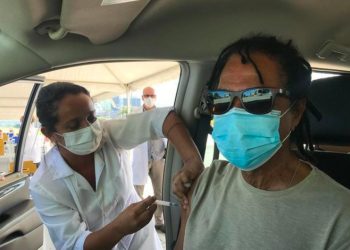 Djavan toma vacina contra Covid-19