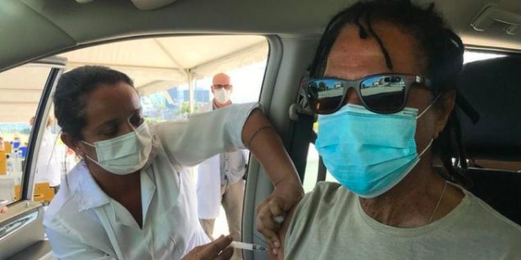 Djavan toma vacina contra Covid-19