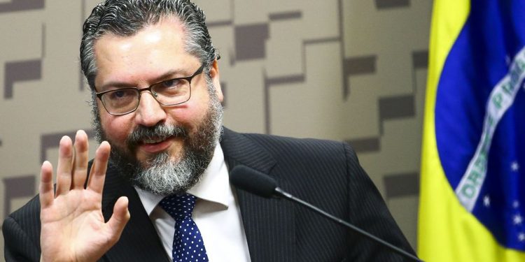 Ernesto Araújo deixa Itamaraty, e olavista é favorito ao cargo