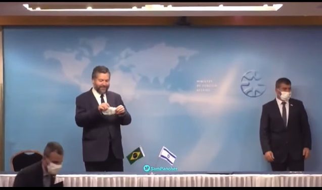 Vexame viralizou: Ernesto Araújo é repreendido em Israel por não usar máscara; veja vídeo