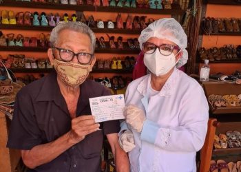 Mestre Espedito Seleiro recebe primeira dose da vacina contra a Covid-19