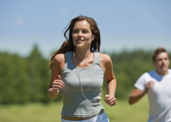 Especialista diz que tempo médio par retorno de atividades é 45 dias, mas pode variar conforme a intensidade do quadro viral que o paciente teve