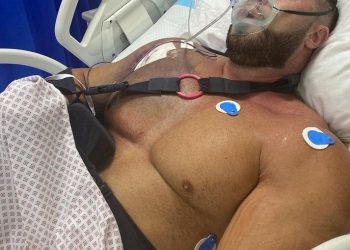 Fisiculturista rasga o peito ao levantar mais de 300kg; imagens fortes