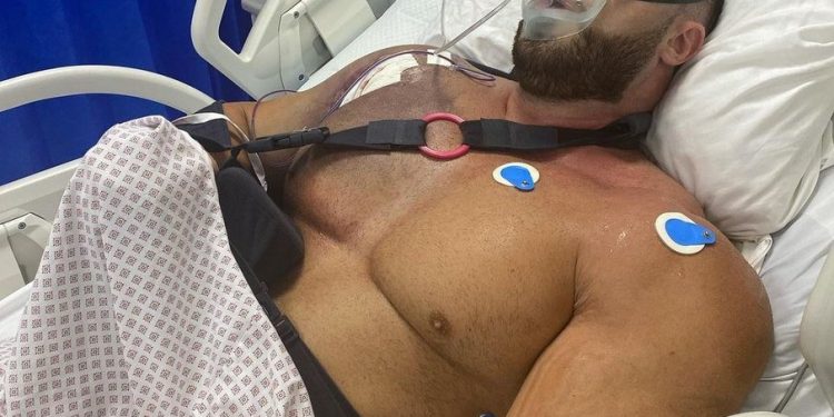 Fisiculturista rasga o peito ao levantar mais de 300kg; imagens fortes