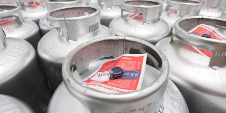 Governo do Ceará volta a distribuir gás de cozinha para 250 mil famílias de baixa renda, anuncia Camilo