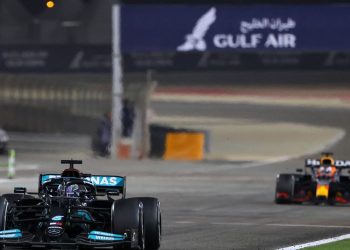 Hamilton segura Verstappen e abre temporada da F-1 com vitória