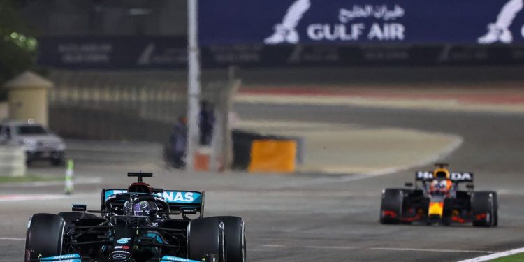 Hamilton segura Verstappen e abre temporada da F-1 com vitória