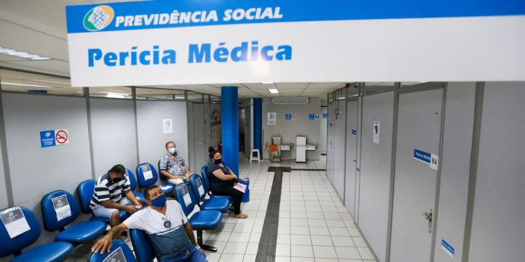 Peritos do INSS avaliam fechar agências em meio à alta de Covid
