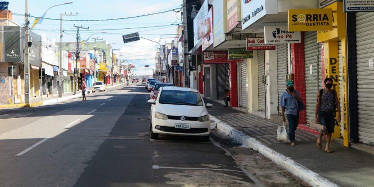 Mesmo com lockdown, lojas abrem as portas e ambulantes ficam nas ruas no Cariri