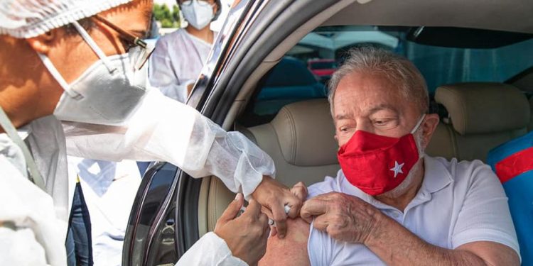 Lula é vacinado contra Covid-19 em São Paulo; assista