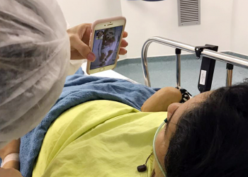 Mãe que teve Covid-19 conhece filho por videochamada: ‘Ele reconheceu minha voz quando cantei’