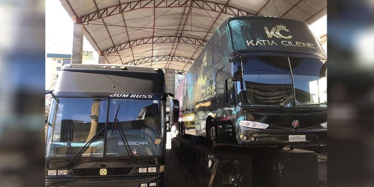 Sem shows devido a pandemia, cantora Kátia Cilene coloca dois ônibus à venda
