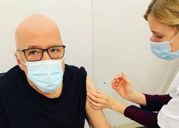 Vacinados, Paulo Coelho e Milton Nascimento criticam Bolsonaro