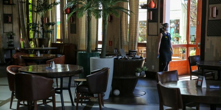 Camilo anuncia isenção de impostos a bares e restaurantes, e auxílio a desempregados do setor