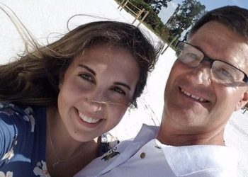 Mackenzie Yocum, de 25 anos, ao lado de Jeff Scholl, de 61 anos (Foto: Reprodução/Daily Mail)