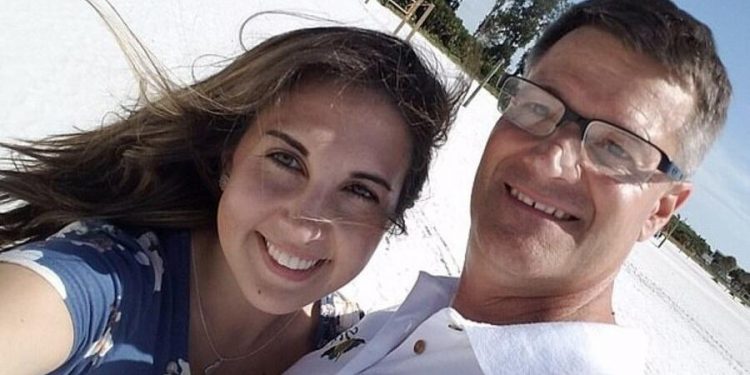 Mulher se casa e tem filho com ex-sogro 36 anos mais velho