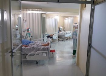 A diretora-executiva do Hospital Regional de Iguatu, Glícia Alencar, ressalta que, durante a segunda onda da pandemia, os casos estão mais graves e acometendo cada vez mais pacientes jovens (Foto: Wandemberg Belém)