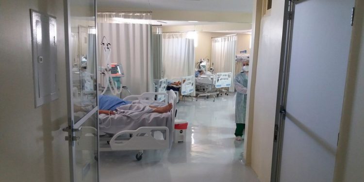 A diretora-executiva do Hospital Regional de Iguatu, Glícia Alencar, ressalta que, durante a segunda onda da pandemia, os casos estão mais graves e acometendo cada vez mais pacientes jovens (Foto: Wandemberg Belém)