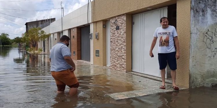 Chuva invade casas, alaga ruas e deixa moradores ilhados em Iguatu