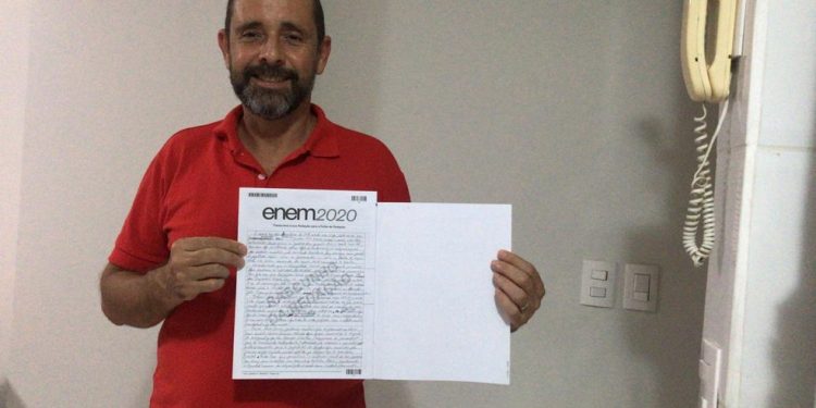 Ex-morador de rua supera vício em drogas e conquista 920 pontos na redação do Enem