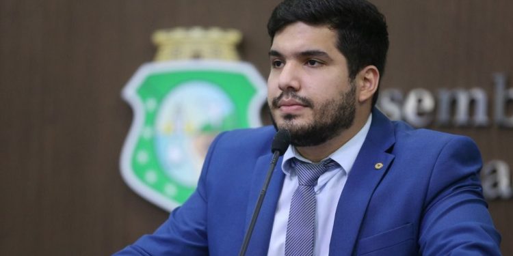 MPCE ajuíza ação contra André Fernandes por suposto nepotismo e pede suspensão de direitos políticos