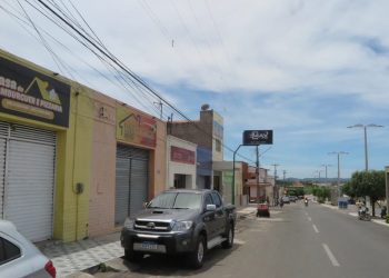 Todas as lojas de Antonina permanecem fechadas. Só abrem os serviços essenciais (Foto: Antonio Rodrigues)