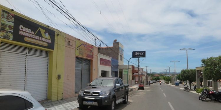 Após novas medidas, duas cidades do Ceará atingem menor incidência e número de casos de Covid