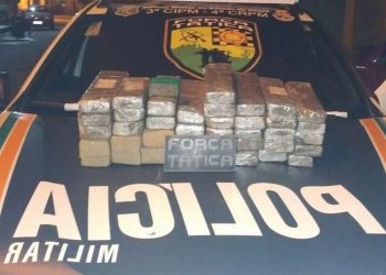 Droga estava dividida em 40 tabletes dentro de uma caixa na bagagem do suspeito (Foto: Divulgação/Polícia Militar)