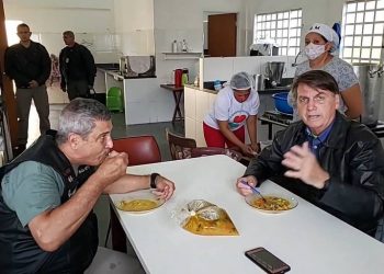 O presidente Jair Bolsonaro e o ministro da Defesa, Braga Netto (Foto: Reprodução/Facebook)