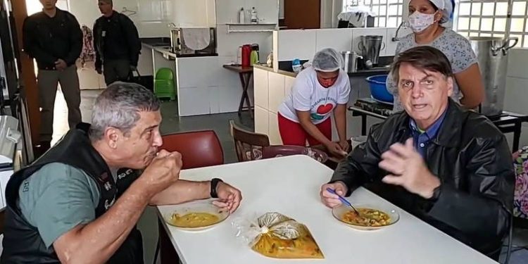 ‘Não tinha tanta vacina disponível’, diz Bolsonaro sobre compra de imunizantes