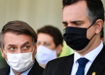 Jair Bolsonaro (sem partido) e Rodrigo Pacheco (DEM-MG), presidente do Senado (Foto: Mateus Bonomi/Agif - Agência de Fotografia/Estadão Conteúdo)