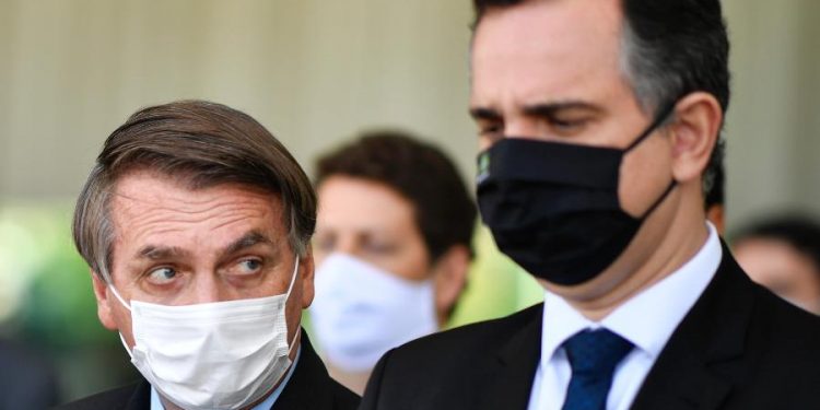 Bolsonaro tenta constranger Senado, que vive conflito de versões para CPI